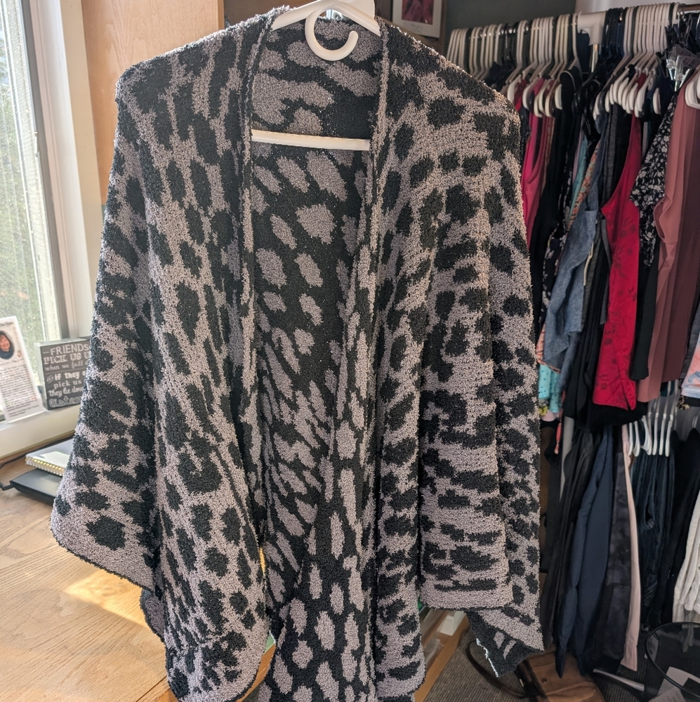 #728 NWT Women's Fleece Fuzzy Wrap